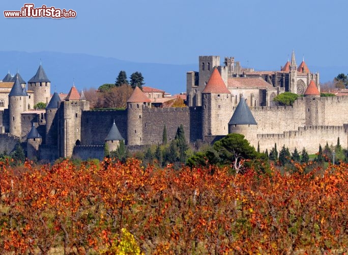 Immagine Sin dall'epoca romana Carcassonne, nel sud della Francia, ha rivestito un ruolo fondamentale: la posizione strategica tra il Mediterraneo e l'Atlantico ne fece un importante presidio militare, fortificato la prima volta dai romani intorno al 100 a.C., quando divenne capitale della colonia Carcasum - © Paul Palau