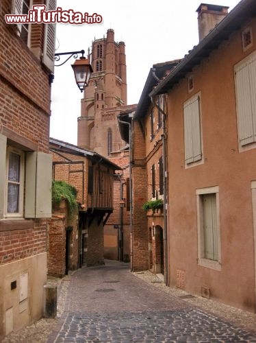 Immagine La citta vecchia di Albi (Vieil ALbi) con le sue caratteristiche stradine e gli edifdici di mattoni.