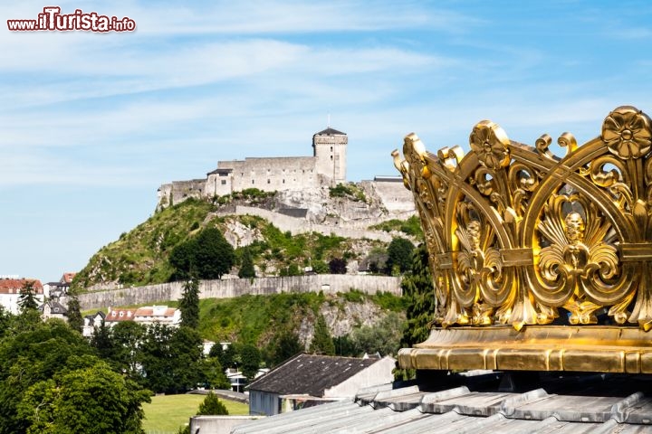 Immagine La corona dorata della Basilica di Lourdes e sullo sfondo il Castello (Francia) - © marekusz / Shutterstock.com