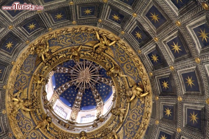 Immagine Interno della Cattedrale di Siena: la cupola fu decorata con cassettoni a fondo blu e stelle dorate tra il 1481 e il 1494, ha base dodecagonale e quando venne costruita era tra le più grandi mai costruite - © Ana del Castillo / Shutterstock.com