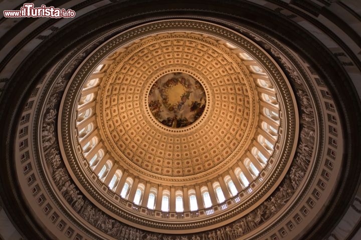 Immagine La cupola del Campidoglio di Washington DC. Possiede un diametro di 30 metri, e la stuttura in ghisa che la sostiene ha un peso complessivo di 4.000 tonnellate - © gary718 / Shutterstock.com