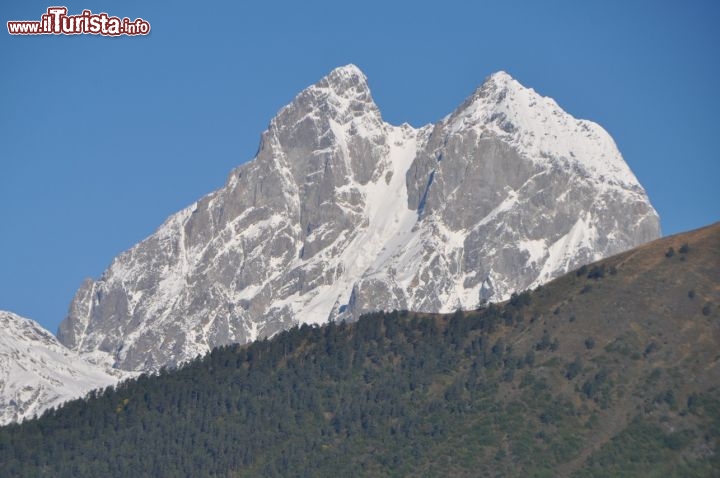 Immagine La doppia cima del monte Ushba, alto 4.710 metri è una delle cime più difficili del Caucaso. Siamo nello Svaneti, in Georgia, e abbiamo fotografato la montagna lungo la strada per Ushguli