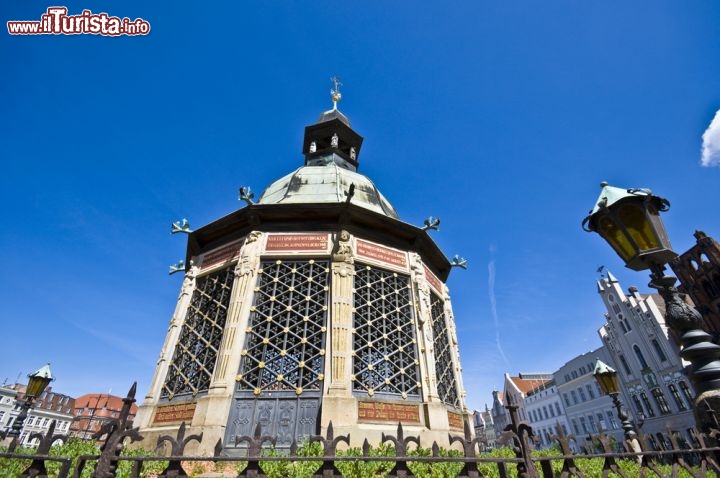 Immagine La fontana di Wismar al centro della enorme Marktplatz. Questa piazza è la più grande del nord della Germania - © Jule_Berlin / Shuterstock.com