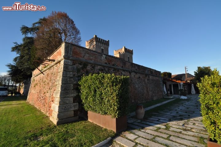 Immagine La imponente cinta muraria del Castello Bevilacqua, che venne eretto nella prima metà del 14° secolo