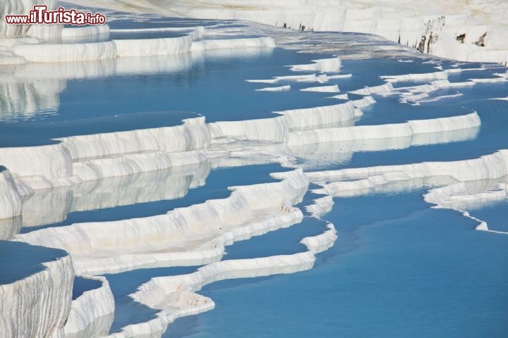 Immagine La magia delle vasche naturali di Pamukkale in Turchia, Patrimonio dell'UNESCO assieme al vicino sito archeologico di Hierapolis - © Galyna Andrushko / Shutterstock.com