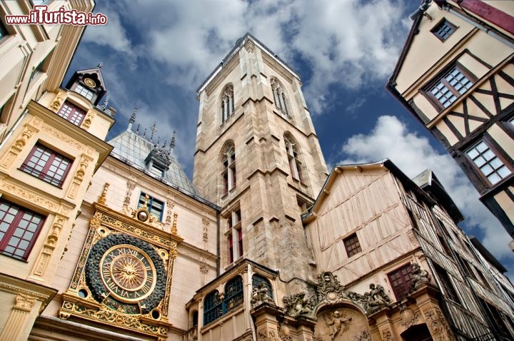 Immagine La scenica Rue du Gros Horologe si trova in centro a Rouen  inFrancia - © VLADJ55 / Shutterstock.com