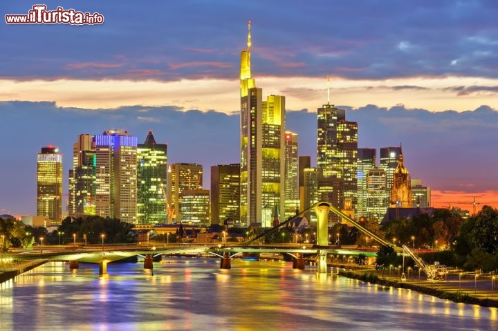 Immagine La skyline di Francoforte in Germania compete con quelle delle grandi città americane - © S.Borisov / Shutterstock.com