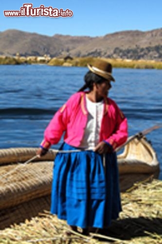 Immagine Lago Titicaca Bolivia una donna - Foto di Giulio Badini i Viaggi di Maurizio Levi 