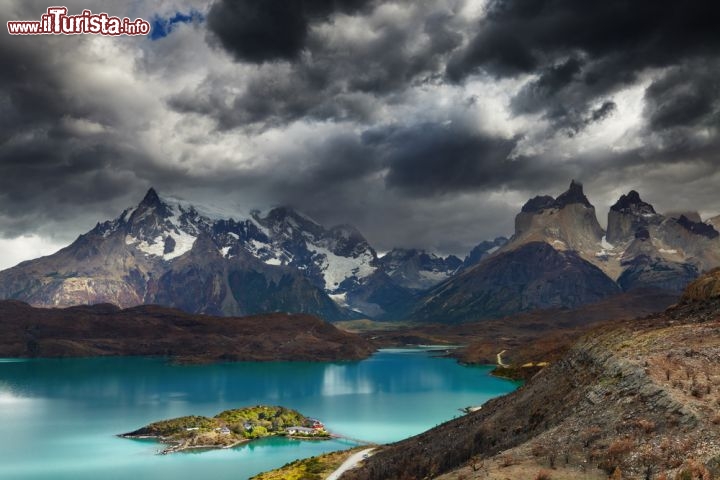 Immagine Il lago Pehoe ed il massiccio del Torres del Paine in Cile. Spesso il clima della zona risulta tempestoso, con forti raffiche di vento e scrosci di pioggia o neve, ma il fascino del parco nazionale, forse il più bello e spettacolare di tutto il Cile, è decisamente potente. Qui si posono vedere animali maestosi come i condor, incontrare gli struzzi e tantissimi guanaco - © Pichugin Dmitry / Shutterstock.com