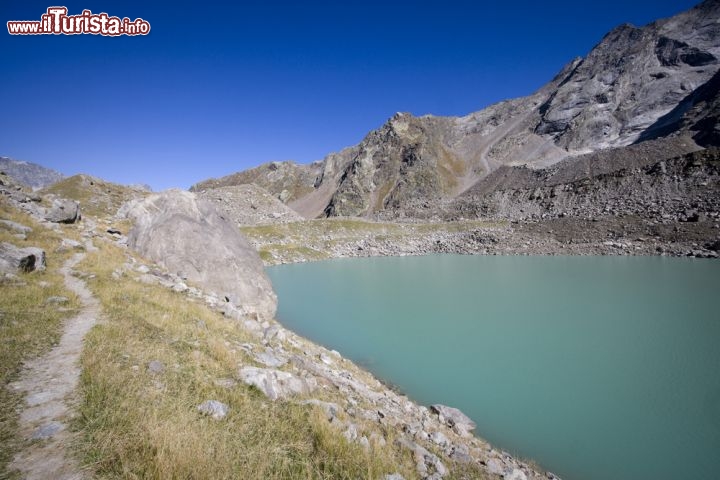 Immagine Lago alpino tra le montagne di Macugnaga (Alpi Pennine) in Piemonte. L'escursione più bella in estate è quella che conduce al Lago delle Fate - © chiakto / Shutterstock.com