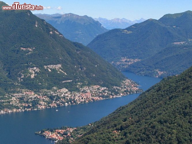 Immagine Lago di Como visto da Brunate - Per la sua posizione invidiabile, questa località della Lombardia è stata soprannominata come il Balcone delle Alpi, con il panorama che si estende dalle Alpi Lombardi fino a quelle Occidentali, comoprendendo anche la Pianura Padana fino ai rilievi dell'Appennino Ligure - © Swiss79 / it.wikipedia.org/