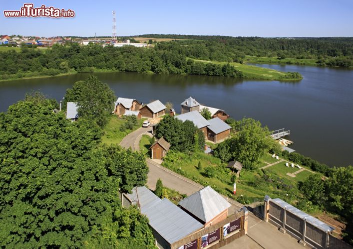 Immagine Il Lago di Ptitsegradsky. Si trova vicino a Sergiev Posad, una classica meta delle escursioni "fuori porta" da Mosca, che conducono lungo le strade del cosiddetto Anello d'Oro della Russia 191298887 - © Ammit Jack / Shutterstock.com