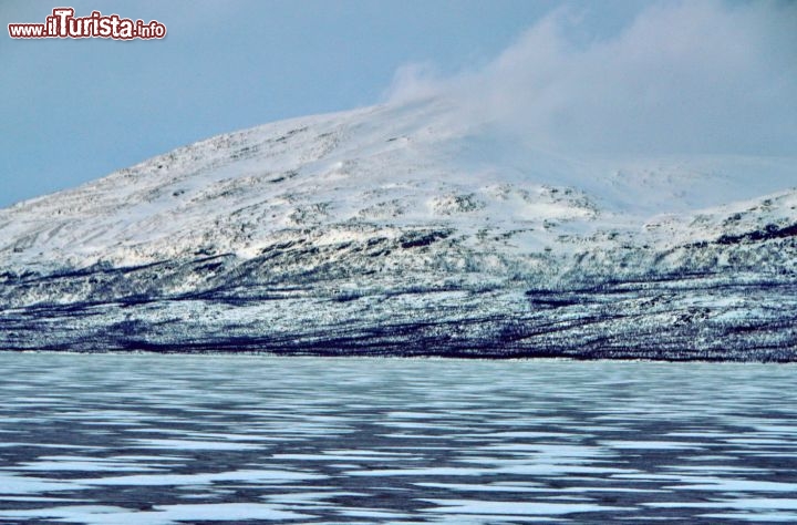 Immagine Il grande lago ghiacciato di Tornetransk in inverno. Ci troviamo  ad est di Abisko in Svezia