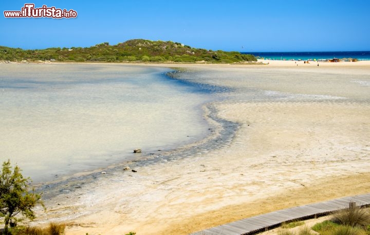 Immagine Laguna e grande spiaggia di Chia, nel sud della Sardegna - © marmo81 / Shutterstock.com