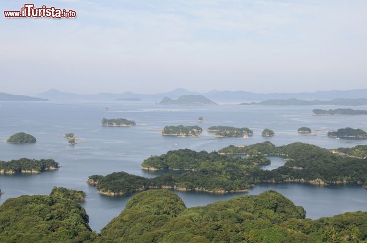 Immagine Le 99 isole di Sasebo presso Nagasaki, Giappone: una magica costellazione di isolotti verdi che a perdita d'occhio punteggiano il mare - © TOMO / Shutterstock.com