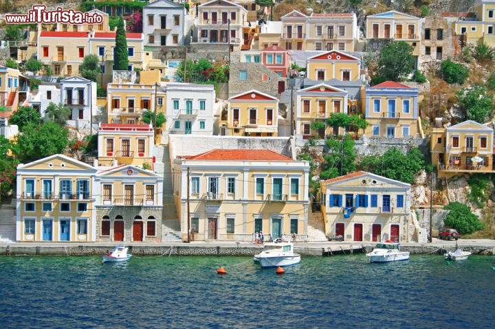 Immagine Le case colorate del porto neoclassico di Symi, in Grecia - © Morozova Oxana- / Shutterstock.com