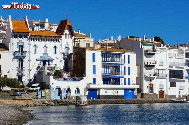 Immagine Le eleganti case di Cadaques si affacciano sul mare della Catalogna, in Spagna - © Vilainecrevette / Shutterstock.com