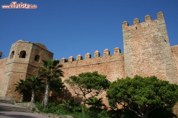 Immagine Le mura della vecchia Medina: proprio come nell'Europa medievale, le mura chiudono e proteggono il centro della città. Furono edificate inizialmente nel XII secolo, per poi essere in parte ricostruite nei secoli successivi - © Styve Reineck / Shutterstock.com