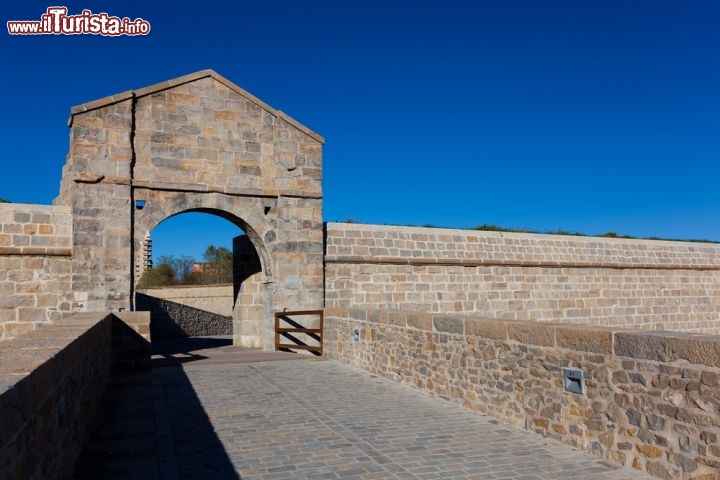 Immagine Le mura di Pamplona (Provincia Autonoma della Navarra, Spagna) sono un complesso bellico medievale ben conservato, per questo dichiarato Monumento Nazionale. La cinta è di circa 5 km: in buona parte è stata abbattuta nel XX secolo, ma è ancora innegabile la bellezza del percorso che si snoda attraverso i Parchi della Media Luna e quello della Taconera, lungo l'antico confine della città - © Francisco Javier Gil / Shutterstock.com