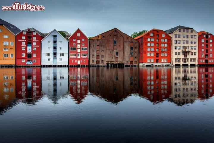 Immagine Le palafitte del centro storico di Trondheim, il famoso Midtbyen, si riflettano sul mare della Norvegia - © Sergey_Bogomyako / Shutterstock.com