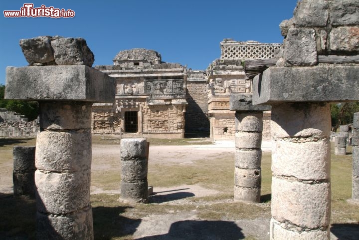 Immagine Le rovine di Palenque risalgono a migliaia di anni fa, ma dimostrano una certa abilità ingegneristica da parte dei costruttori Maya: gli edifici, al di là del fascino dei geroglifici e bassorilievi, sono ancora in piedi da tempi lontanissimi, sorretti da colonne massicce - © Stefano Ember / Shutterstock.com