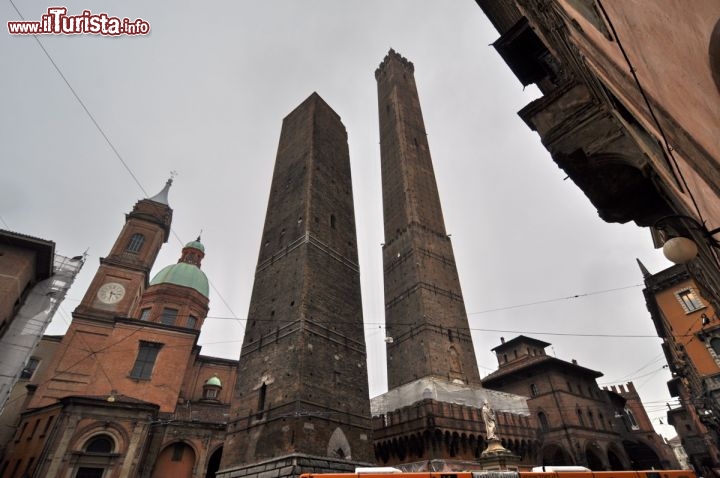Immagine Le torri di Bologna viste dalla Piazza di Porta Ravegnana, Emilia Romagna.