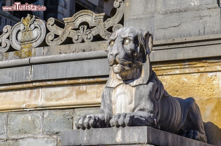 Immagine Leone di marmo all'interno del giardino del Castello di Peles a Sinaia (Romania) - © Anton_Ivanov / Shutterstock.com