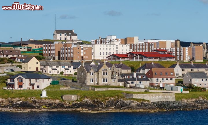 Immagine Lerwick è la città più grande sulle Isole Shetland, l'arcipelago a nord della Scozia, il più settentrionale di tutto il Regno Unito. Il villaggio conta di quasi 7.000 anime e si trova sulla Mainland, l'isola principale del gruppo - © aiaikawa / Shutterstock.com