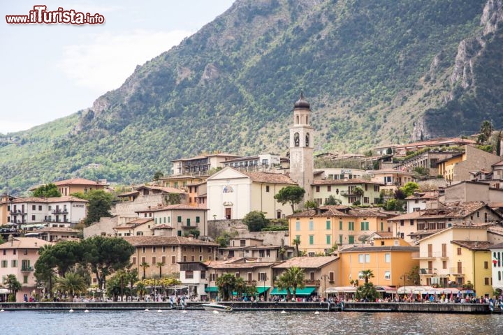 Immagine Limone sul Garda fotografata dal lago, Lombardia -  Una bella immagine del borgo ospitato in provincia di Brescia dove, stando a studi medici effettuati nella metà del 1970, gli abitanti sarebbero portatori di una proteina particolare, chiamata Apo A-1 Milano, che diminuirebbe il rischio di malattie cardiovascolari. Risultato? Maggiore longevità tanto che sui poco più di 1100 abitanti del paese almeno una dozzina ha superato la soglia dei cento anni © manfredxy / Shutterstock.com