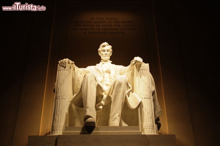 Immagine Il Lincoln Memorial a Washington, è dedicato al Presidente che abolì la schiavitù. E' anche grazie a lui che oggi gli Stati Uniti d'America hanno un presidente di colore, Barak Obama. Il memoriale venne inaugurato nel 1922, 57 anni dopo la tragica morte dello storico presidente americano - © MAWHYYOUARE / Shutterstock.com