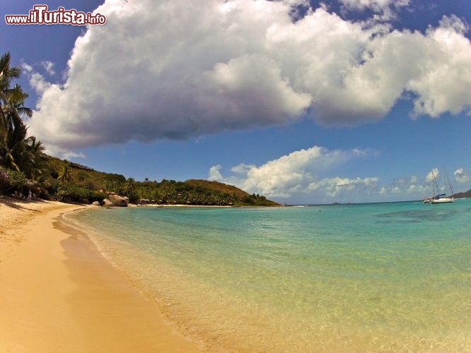 Immagine Little Dix Bay - La spiaggia del Resort Little Dix Bay, famoso sull’isola per essere stato il primo ad essere costruito per volontà di Rockefeller . La spiaggia nonostante sia parte del resort è comunque aperta al pubblico. - © Guendalina Buzzanca / thegtraveller.com