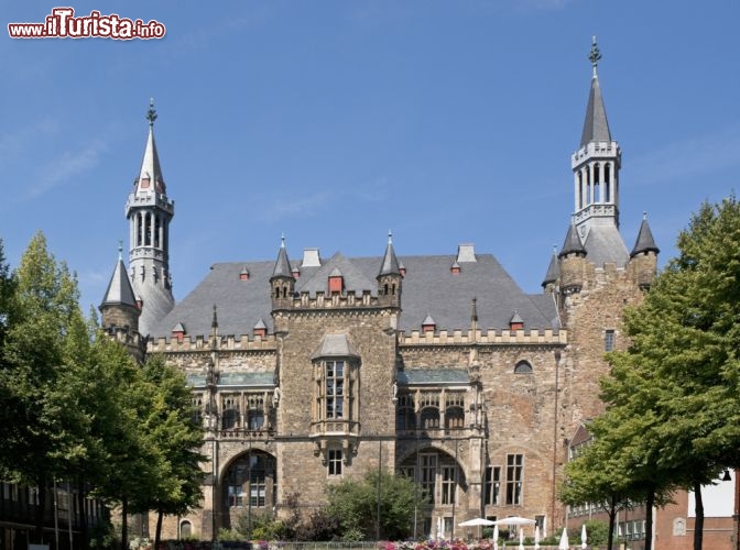 Immagine Lo storico Municipio di Aquisgrana il nome antico della moderna Aachen in Germania - © Fabio Bernardi / Shutterstock.com