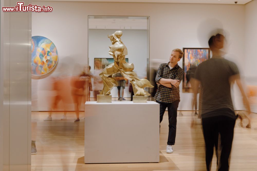Immagine Turisti al MoMA di New York, USA: situato sulla 53^ Strada, fra la Quinta e la Sesta Avenue, il Museum of Modern Art è considerato il principale museo di arte moderna al mondo - ©The Museum of Modern Art