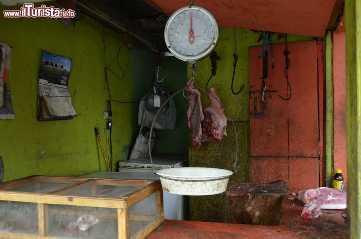 Immagine Fra le attività commerciali del centro di Jarabacoa, ci sono anche le macellerie. Essenziali e prive dei banchi frigoriferi che contraddistinguono altre realtà.