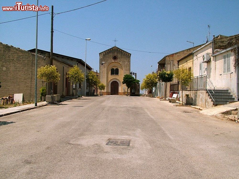 Immagine La chiesa della Madonna del Rosario a Mazzarrone in Sicilia . - © Grani85, Wikipedia