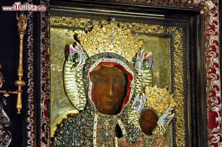 Immagine La famosa Madonna nera di Czestochowa, Monastero di Jasna Gora. Il viso della Vergine fu sfregiato durante una incursione degli Ussiti nel 1430. Secondo la tradizione fu dipinta da San luca con il legno della tavola della casa di Nazareth, assieme all'icona che si trova oggi a Bologna, nel Santuario di San Luca