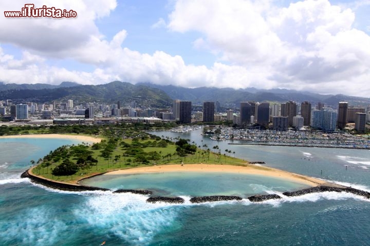 Immagine Magic Island Beach Park. Si tratta di una penisola artificiale davanti ad Honolulu, costruita nel 1964. Il suo nome sarebbe Aina Moana ma viene più utilizzato quello di "isola magica". Siamo su Oahu, isole Hawaii - © Mana Photo / Shutterstock.com