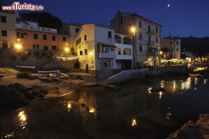 Immagine Marciana Marina, l'angolo del cotone: ci troviamo nel porto della piccola località sull'isola d'Elba - © Agenzia per il Turismo dell'Arcipelago Toscano /  www.aptelba.it