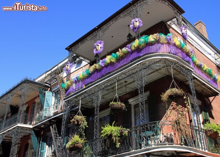 Immagine Carnevale nel Quartiere Francese, New Orleans  - Una delle più grandi feste degli Stati Uniti, quella che si svolge in occasione del carnevale, si veste di colori e decorazioni nel French Quarter di New Orleans. I balconi delle case in stile coloniale si addobbano a festa in attesa del giorno clou della manifestazione rappresentato dal tanto atteso Mardi Gras - © Thomas Barrat / Shutterstock.com