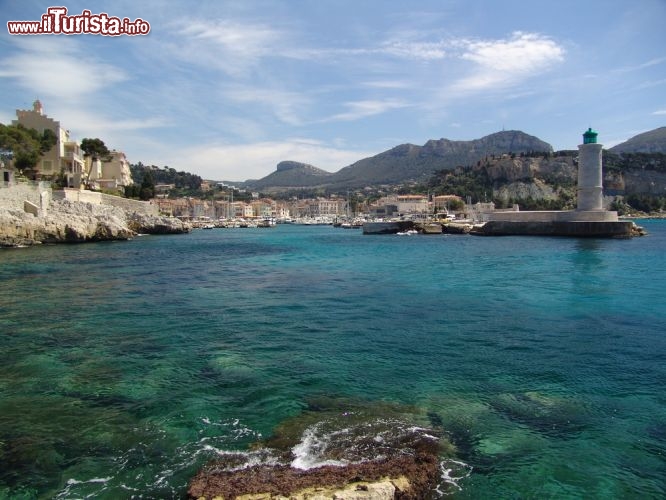 Immagine Il Mar Mediterraneo nella baia davanti a Cassis, in Costa Azzurra (Francia) - foto © Chad Gordon Higgins / Shutterstock.com