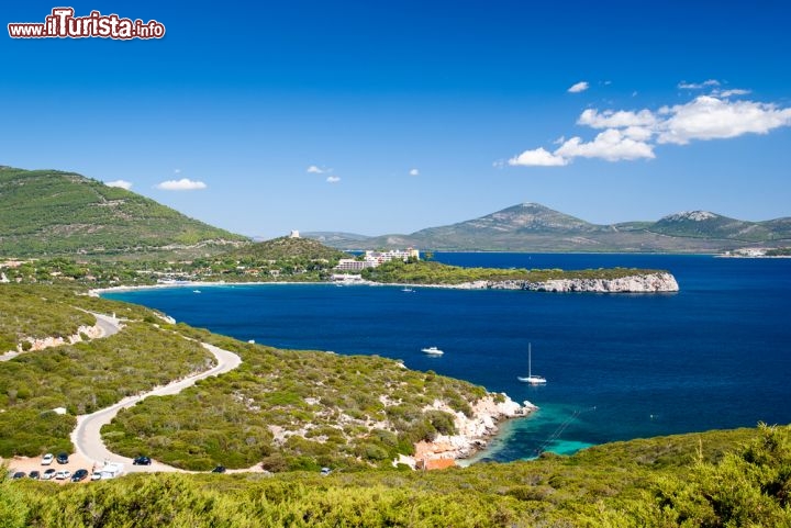 Immagine La costa di Alghero, in provincia di Sassari, nel nord-ovest della Sardegna: nelle giornate di sole risaltano i colori saturi dell'isola mediterranea, dal blu intenso del mare all'azzurro limpido del cielo, passando per i verdi freschi della vegetazione  - © Oleksiy Drachenko / Shutterstock.com