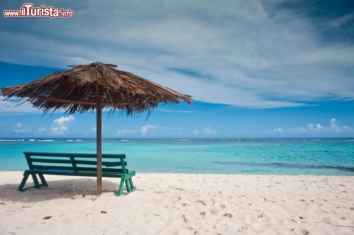 Immagine Ombrellone isolato davanti al mare limpido di Anegada alle BVI (Isole Vergini Britanniche) - © Stefan Radtke / Shutterstock.com