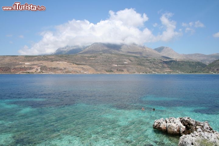 Immagine Il mare della penisola di Mani, Peloponneso - Terra greca quasi disabitata e  brulla, in passato esposta agli attacchi provenienti dal mare, la penisola di Mani ha un paesaggio davvero unico che merita di essere visitato. Una strada stretta e panoramica la percorre quasi completamente lungo un percorso di una settantina di chilometri. Luogo perfetto da ammirare a bordo di una due ruote © Styve Reineck / Shutterstock.com