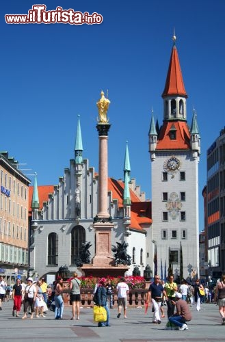 Immagine La Marienplatz di Monaco di Baviera. E' il calssico punto di ritrovo del centro città, ben servita dai mezzi pubblici e a due passi dai principali monumenti del cuore di "Munchen" - © Dan Breckwoldt / Shutterstock.com