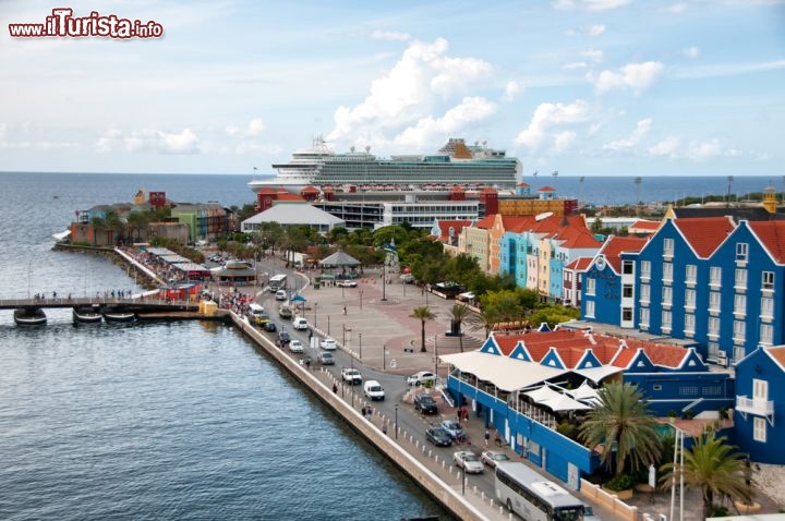 Immagine La marina di Willemstad: una nave da crociera nei caraibi in arrivo alla capitale di Curacao - © PlusONE / Shutterstock.com k / Shutterstock.com