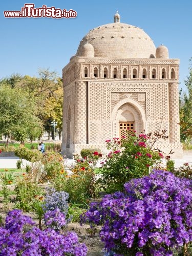 Immagine Il Mausoleo di Ismail Samani a Bukhara in Uzbekistan - © Anatolijs Laicans / Shutterstock.com