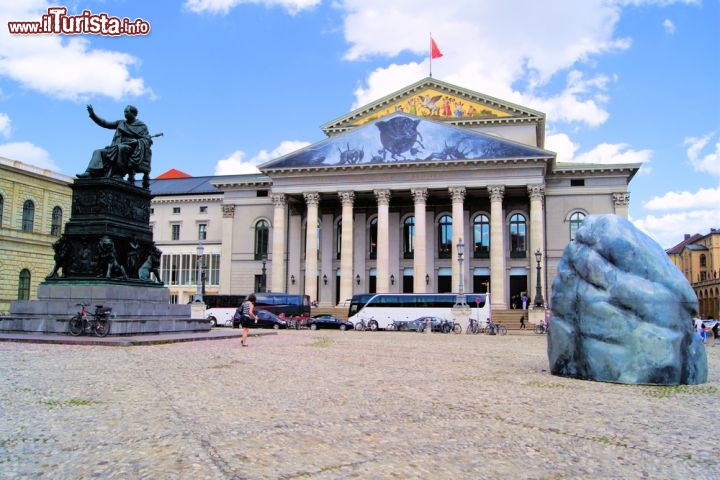 Immagine La Max Joseph Platz a Monaco di Baviera (Germania) sullo sfondo il Teatro Nazionale - © JeniFoto / Shutterstock.com