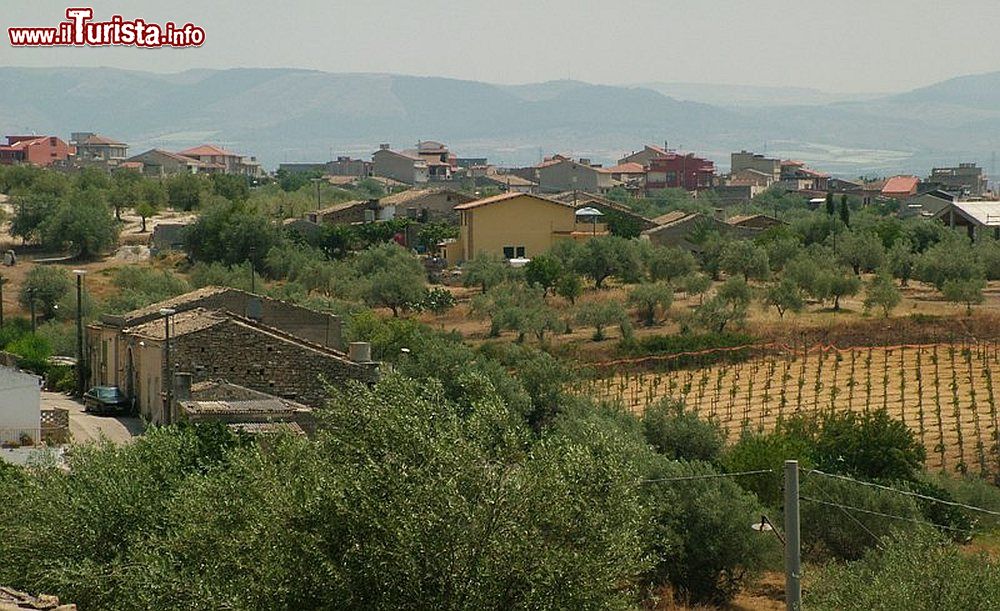 Immagine Mazzarrone panorama della cittadina dela Sicilia. - © Grani85, Wikipedia