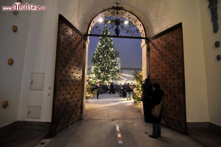 Immagine Il mercatino del Gesù Bambino a Salisburgo fotografato dall'ingresso della Residenz.