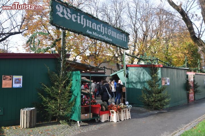 Immagine Il mercatino di Natale a Salisburgo ospitato nella bella Mirabellplatz (Weihnachtmarkt). Un'attrazione da non perdere durante l'Avvento per acquistare prodotti artigianali tipici di produzione austriaca.